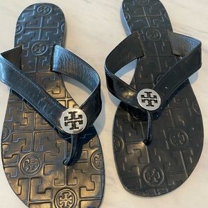 Tory Burch Thora logo black leather thong sandal